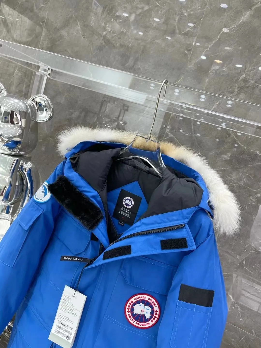 P840 Top version, original top quality Canadian brand Canada Goose has always been recognized as the warmest down jacket. Various Instagram celebrities, Internet celebrities, and celebrities often wear it for street photos. I do Canada Goose every year, but I still can’t get rid of my love for the geese. No matter how cold the weather is, there is no need to be afraid, because there are geese! ! The fur collar is made of top-grade imported coyote fur, which is not comparable to most of the loose and soft raccoon fur and fake fur on the market. The delicate and firm feel of the natural Siberian coyote fur collar is the sense of life that comes from the erosion of wind and frost in nature. The fur collar is removable! Filled with 90% white duck down, Canada Goose is the legendary warmest down jacket and is known as a must-have for Arctic outdoor sports! The most popular down jacket in the world, celebrities are rushing to buy it, it is a must-have! Same style for men and women Size: XS to XXXL Ready in stock😍😍